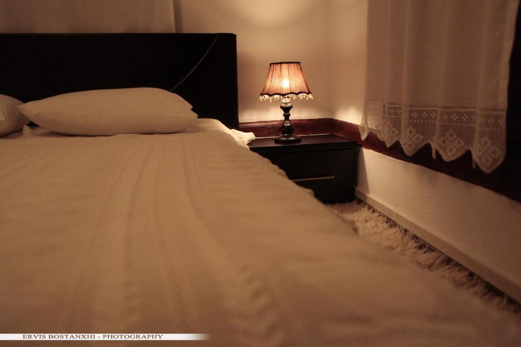 Guest House Bujtina Leon كورتشي الغرفة الصورة